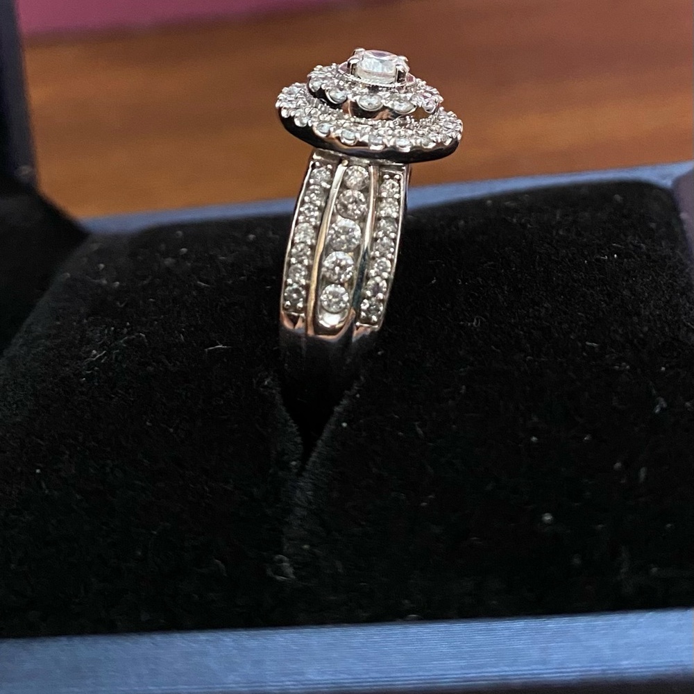 10k white gold, diamond ring. Size 7, 1.26 cwt
Stunning! SIZE 7 - Picture 2 of 9